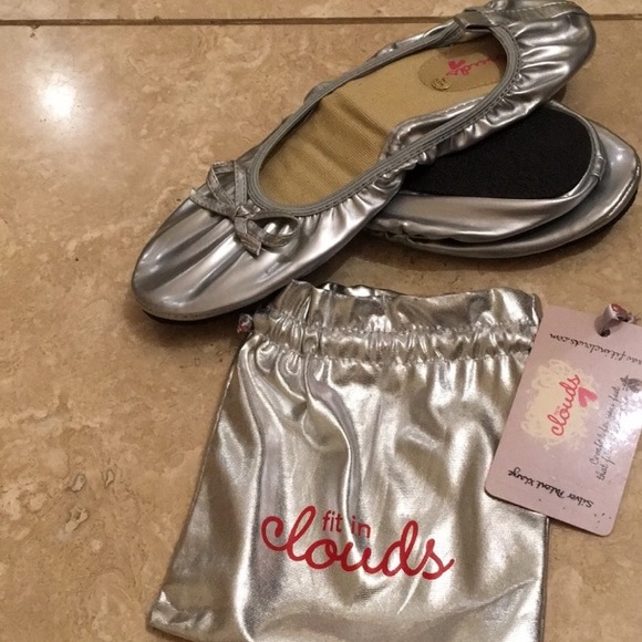 Fit in Clouds Foldable Silver Patent Ballet Flats w Matching Pouch XLG NWT - Picture 1 of 15